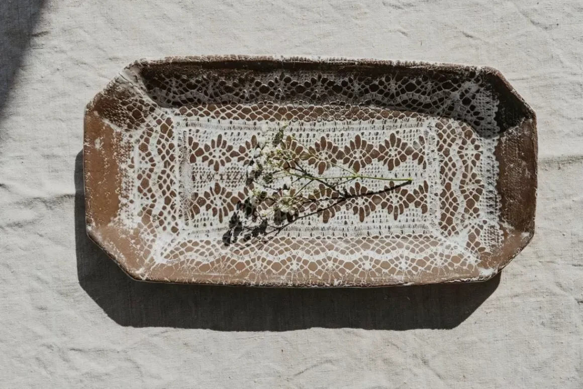 Plat En Terre Brute Dentelle